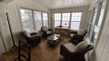 Televisión y chimenea