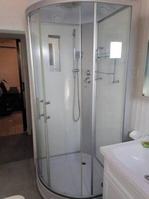 Shower, jetted tub, soap, toilet paper - Whole house: apartment - Abidjan, Ivory Coast (Abidjan)