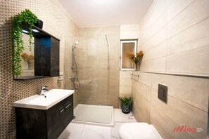 Douche, sèche-cheveux, serviettes fournies, shampoing