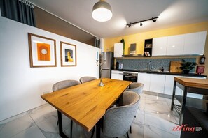 冷蔵庫、電子レンジ、オーブン、コンロ