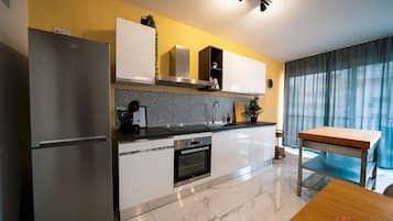 Réfrigérateur, micro-ondes, four, plaque de cuisson