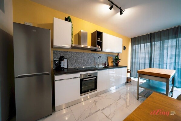 Fridge, microwave, oven, stovetop