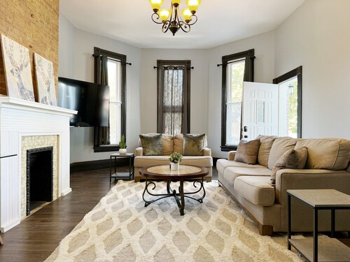 Downtown EVV 2BR- 1.5BA Apt-  Chandler A