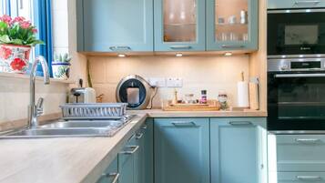 Réfrigérateur, micro-ondes, four, cafetiÚre/bouilloire