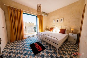 3 habitaciones, escritorio y tabla de planchar con plancha 