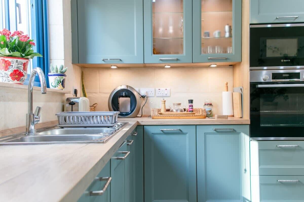 Køleskab, mikrobølgeovn, ovn, kaffe-/temaskine