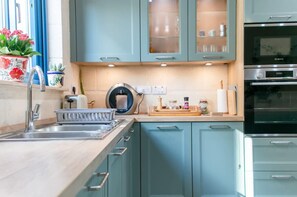 Kühlschrank, Mikrowelle, Ofen, Wasserkocher mit Kaffee-/Teezubehör