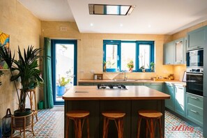 Kühlschrank, Mikrowelle, Ofen, Wasserkocher mit Kaffee-/Teezubehör