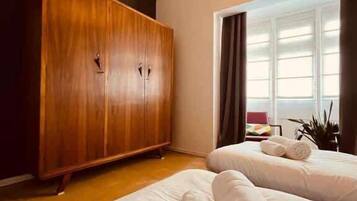 3 chambres, bureau, fer et planche à repasser, lit parapluie