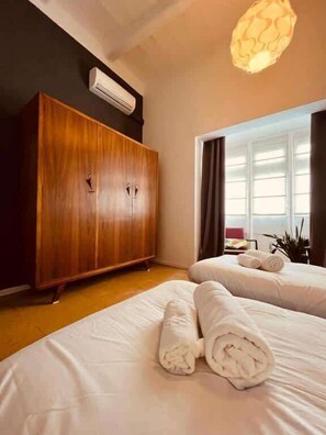 3 chambres, bureau, fer et planche à repasser, lit de bébé portatif