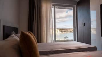 2 slaapkamers, een bureau, een strijkplank/strijkijzer, reisbedje