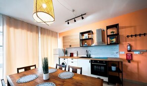 Frigorífico, horno, placa de cocina y cafetera o tetera
