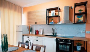 Fridge, oven, stovetop, coffee/tea maker