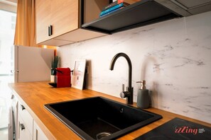 Fridge, oven, stovetop, coffee/tea maker