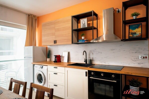 Fridge, oven, stovetop, coffee/tea maker