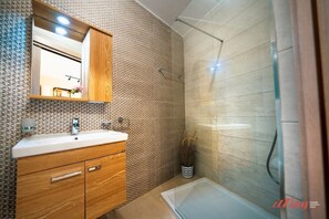 Dusche, Haartrockner, Handtücher, Shampoo