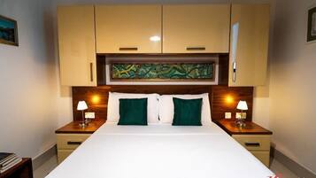 3 chambres, bureau, fer et planche Ă repasser, lit parapluie