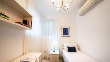 3 bedrooms, desk, iron/ironing board, travel crib