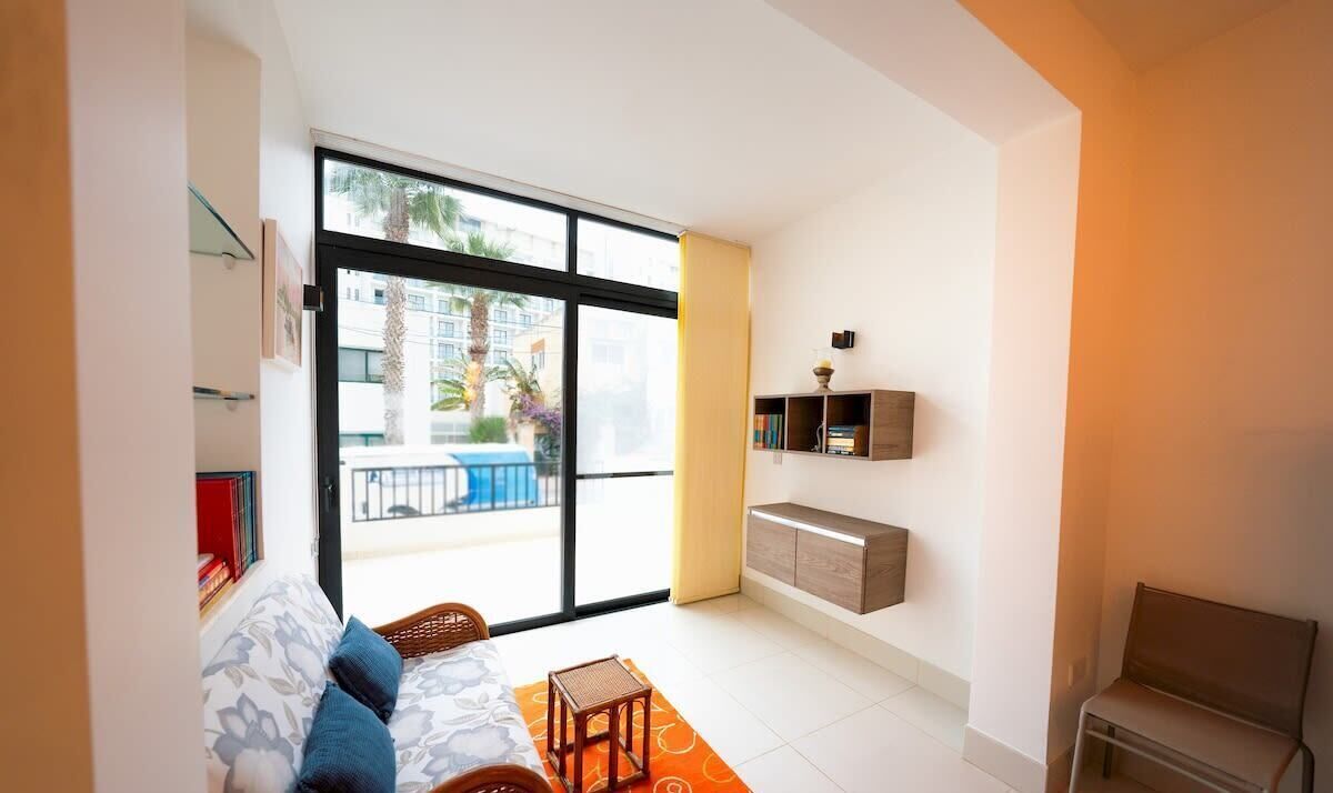 Televisión y oficina 