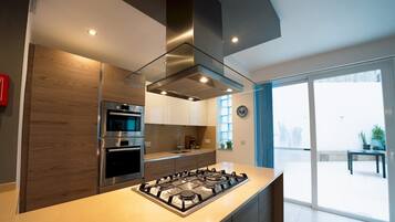 Geladeira, micro-ondas, fogão, cooktop