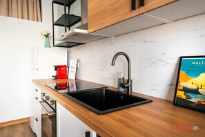 Fridge, oven, stovetop, coffee/tea maker