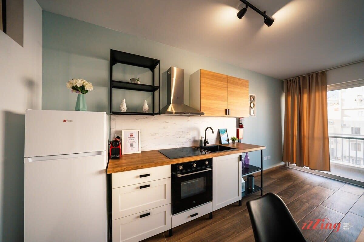 Kylskåp, ugn, spishäll och kaffe- och tebryggare