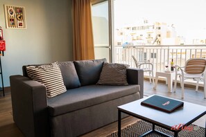 TV, offices - Urban Oasis Holiday Home (San Pawl il-Bahar)