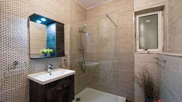 Suihku, hiustenkuivaaja, pyyhkeet