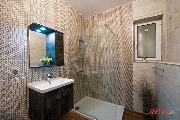 Douche, sèche-cheveux, serviettes fournies, shampoing