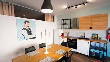 Jääkaappi, uuni, liesi, kahvin-/teenkeitin