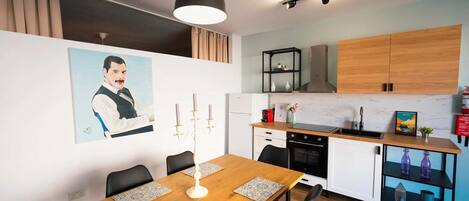 Kühlschrank, Ofen, Herdplatte, Wasserkocher mit Kaffee-/Teezubehör