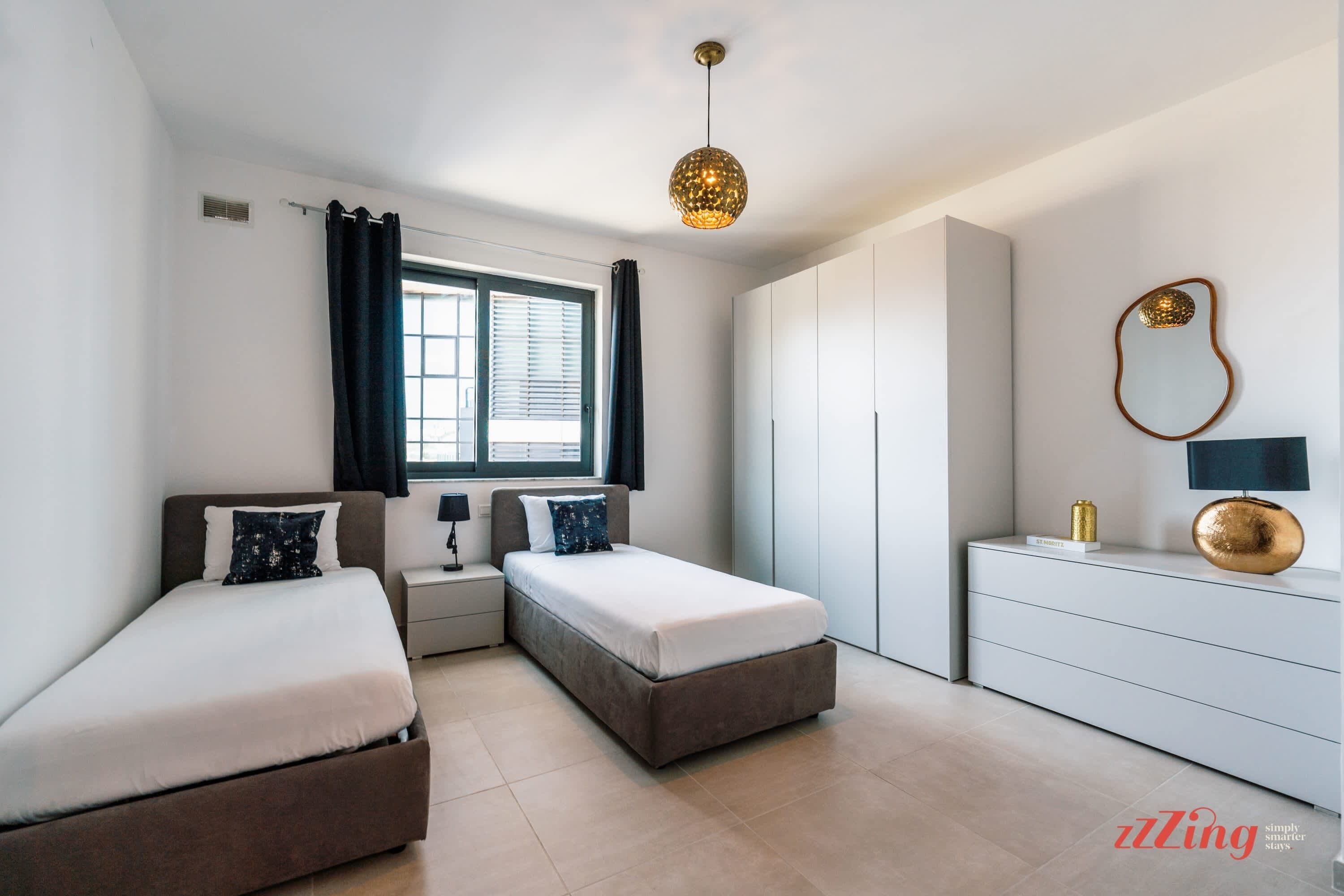 3 chambres, bureau, fer et planche à repasser, lit parapluie