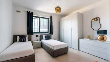 3 chambres, bureau, fer et planche à repasser, lit parapluie