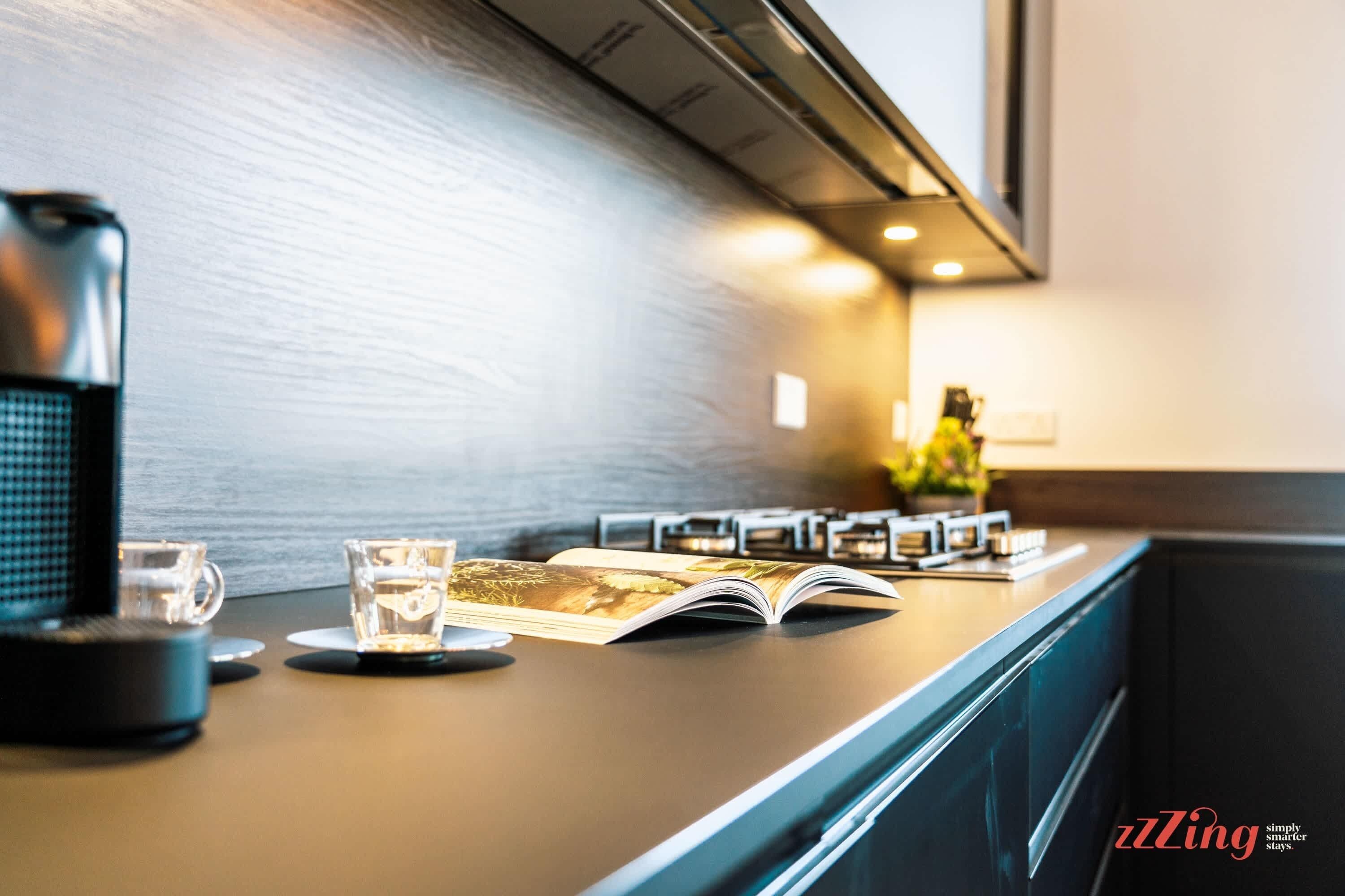 Frigorífico, microondas, horno y cafetera o tetera