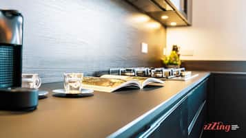 Frigorífico, microondas, horno y cafetera o tetera