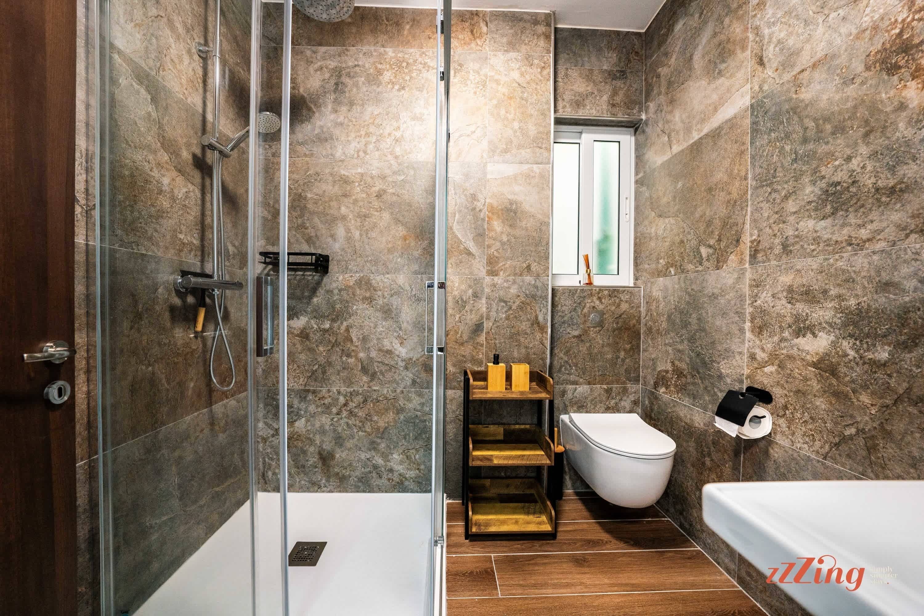 Een douche, gratis toiletartikelen, een haardroger, handdoeken