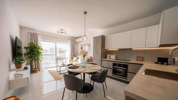 Fridge, oven, stovetop, coffee/tea maker