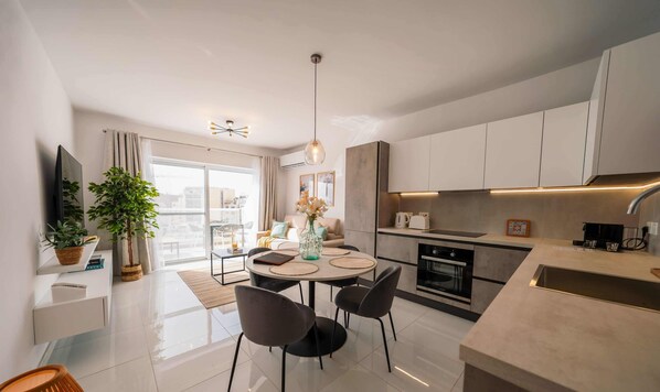 Fridge, oven, stovetop, coffee/tea maker