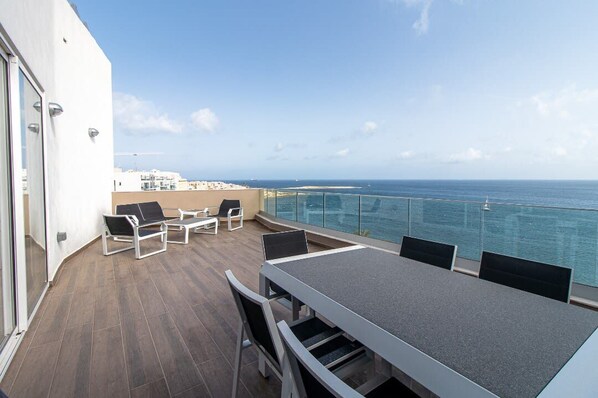 Outdoor dining - Stunning sea views from a gorgeous penthouse (St. Paul's Bay)