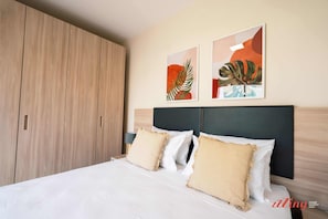 1 Schlafzimmer, Schreibtisch, Bügeleisen/Bügelbrett, Reisekinderbett