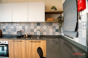 Fridge, oven, stovetop, coffee/tea maker