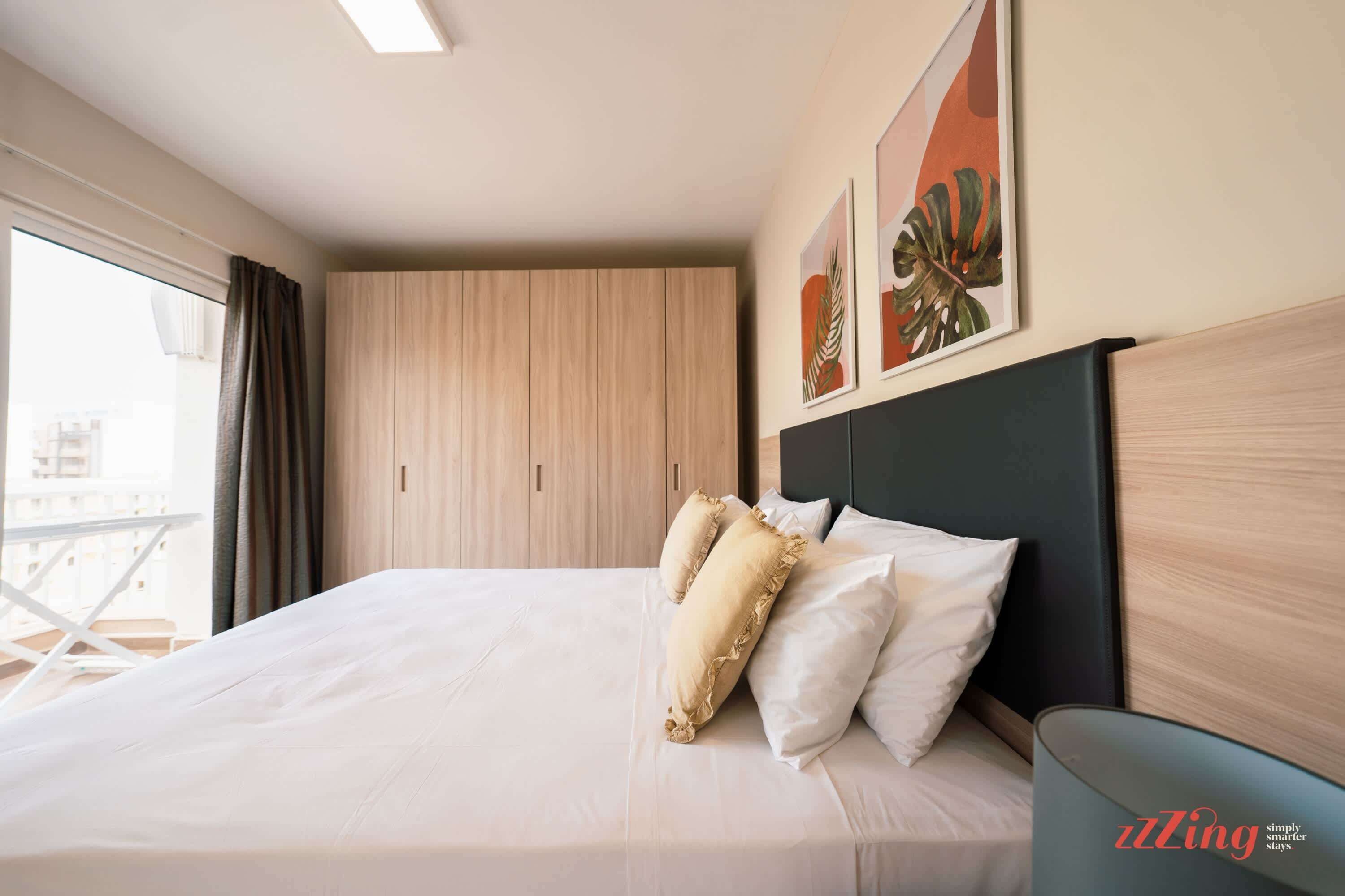 1 habitación, escritorio, tabla de planchar con plancha y cuna de viaje 