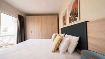 1 habitación, escritorio, tabla de planchar con plancha y cuna de viaje