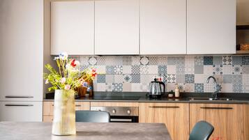 Fridge, oven, stovetop, coffee/tea maker
