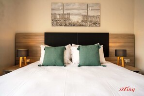 2 habitaciones, escritorio y tabla de planchar con plancha 