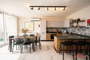 Geladeira, micro-ondas, fogão, cooktop