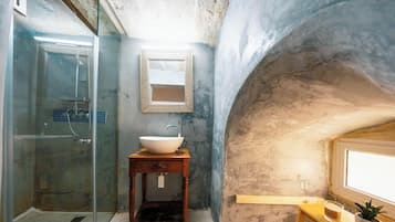 Shower, hair dryer, towels, shampoo
