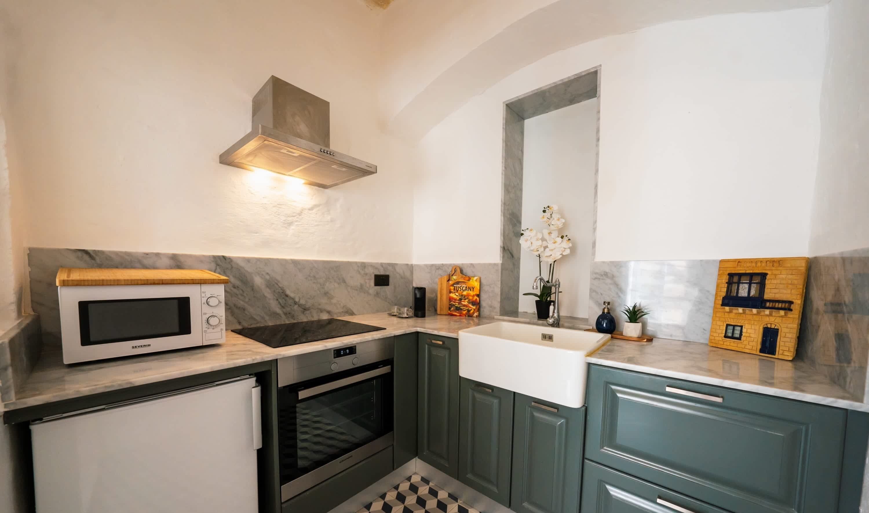 Kjøleskap, ovn, kaffetrakter/tekoker og brødrister