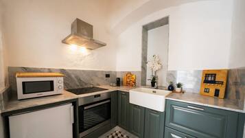 Kjøleskap, ovn, kaffetrakter/tekoker og brødrister