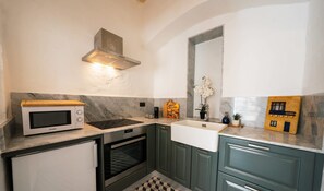 ثلاجة، فرن، ماكينة لصنع القهوة/الشاي، محمصة خبز